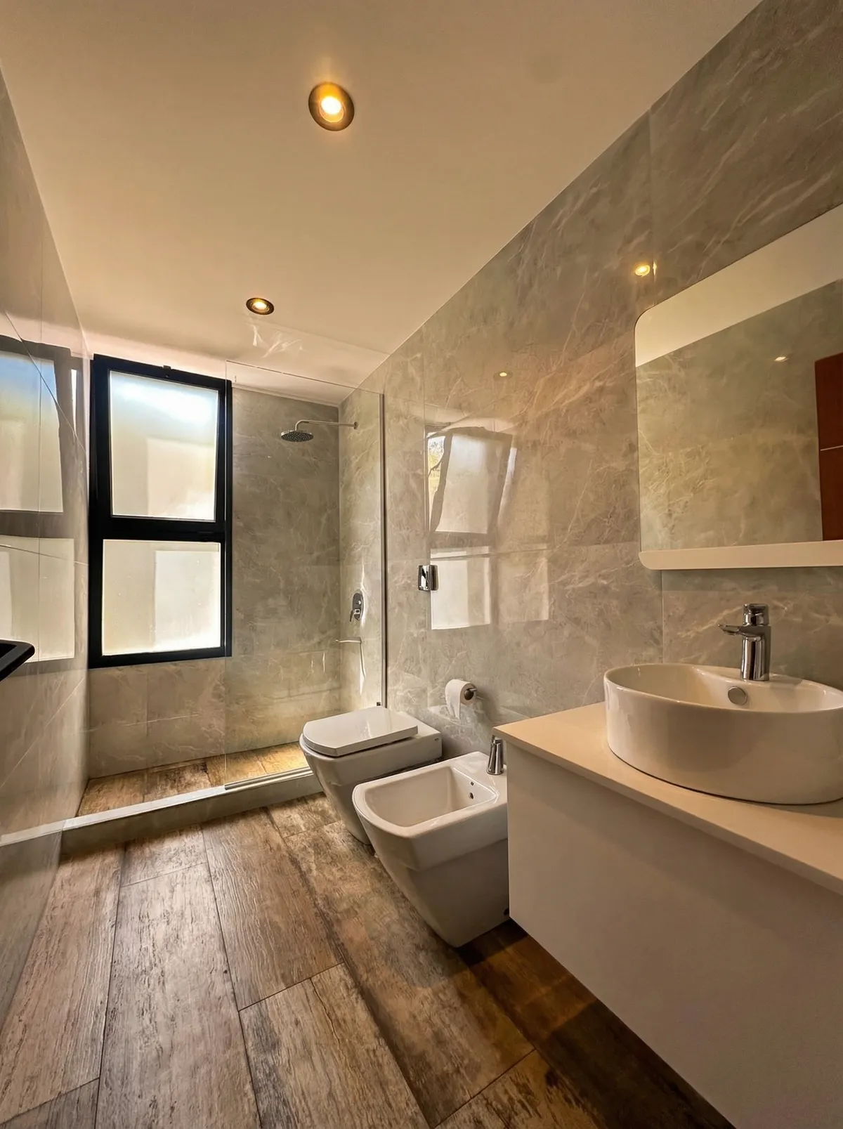 Rejillas ocultas y desagües lineales: cómo resolver el piso del baño sin que se note