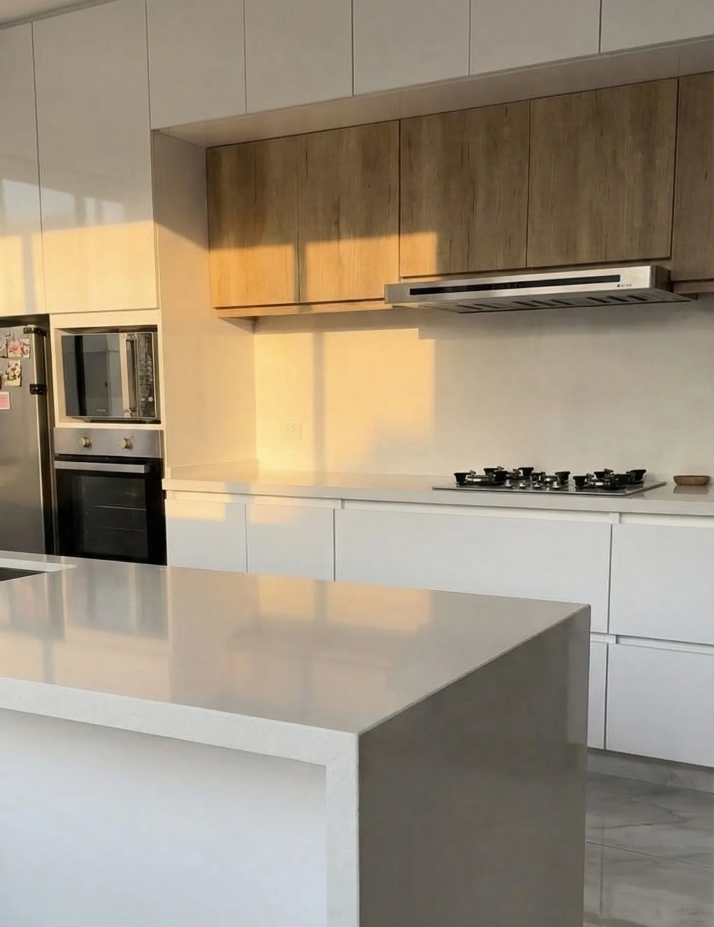 Cocina de Ramos Arquitectura en Urquiza con mesada de cuarzo y equipamiento integrado